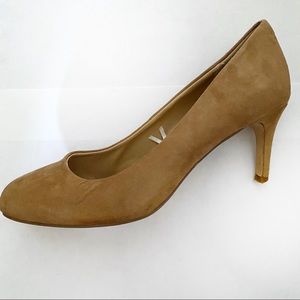 Camel round toe velvet pump